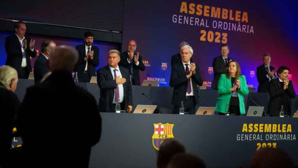 La asamblea de compromisarios del Barça aplaude a Joan Laporta tras su discurso