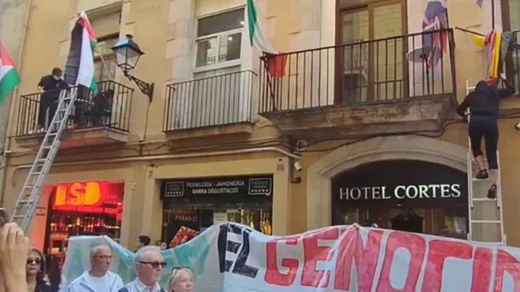 Un grupo de activistas propalestinos asaltando el hotel Cortes de Barcelona
