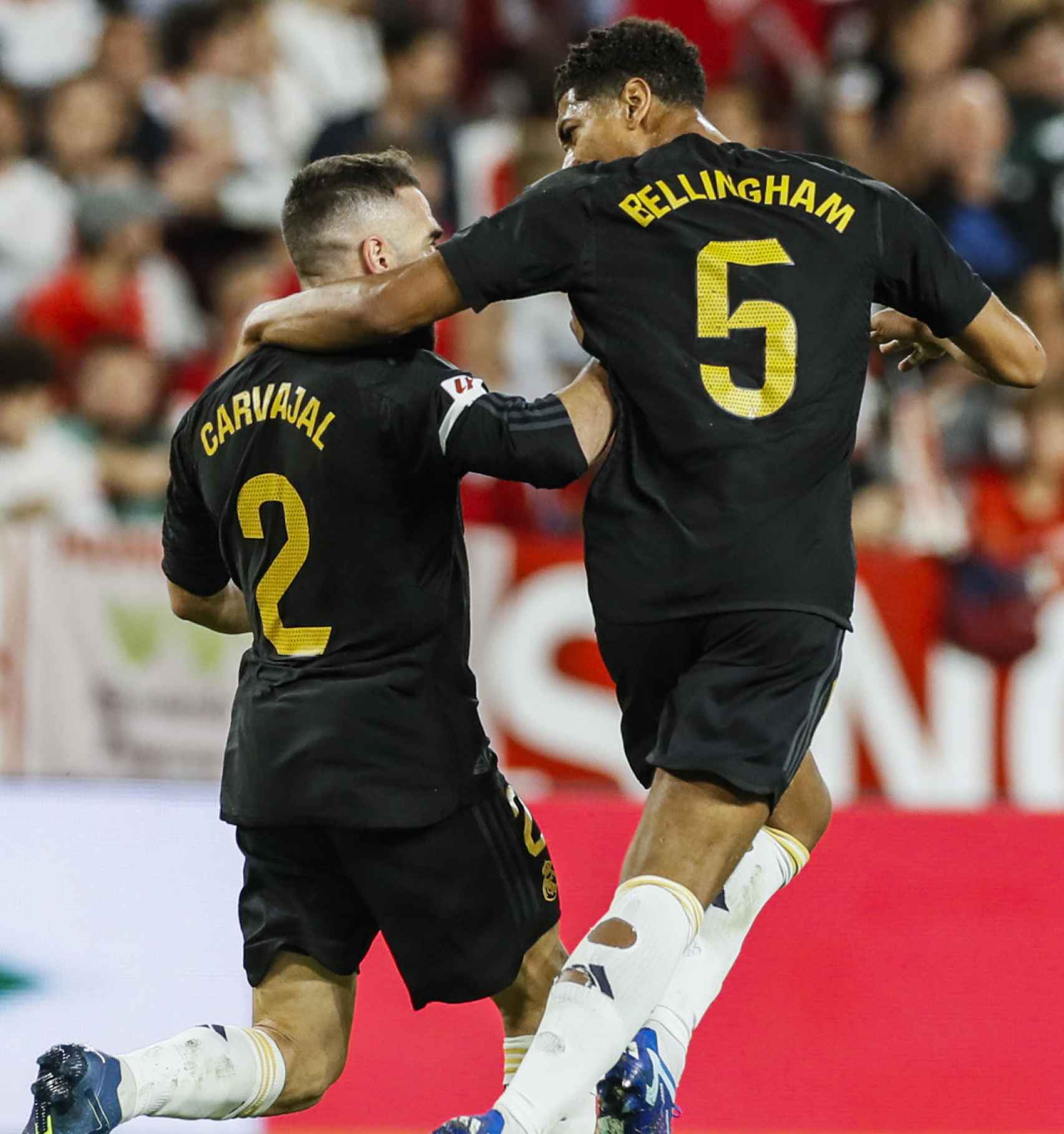 Dani Carvajal se lleva el balón tras marcar el gol del empate ante el Sevilla