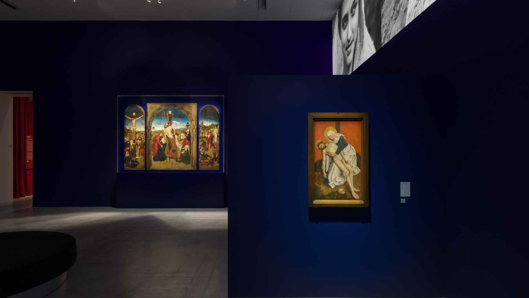 El tríptico de Bouts de la Capilla Real de Granada, al fondo, con las imágenes de la película de Passolini arriba de la sala. Dieric Bouts. Beeldenmaker, M Leuven, 2023. TOM HERBOTS