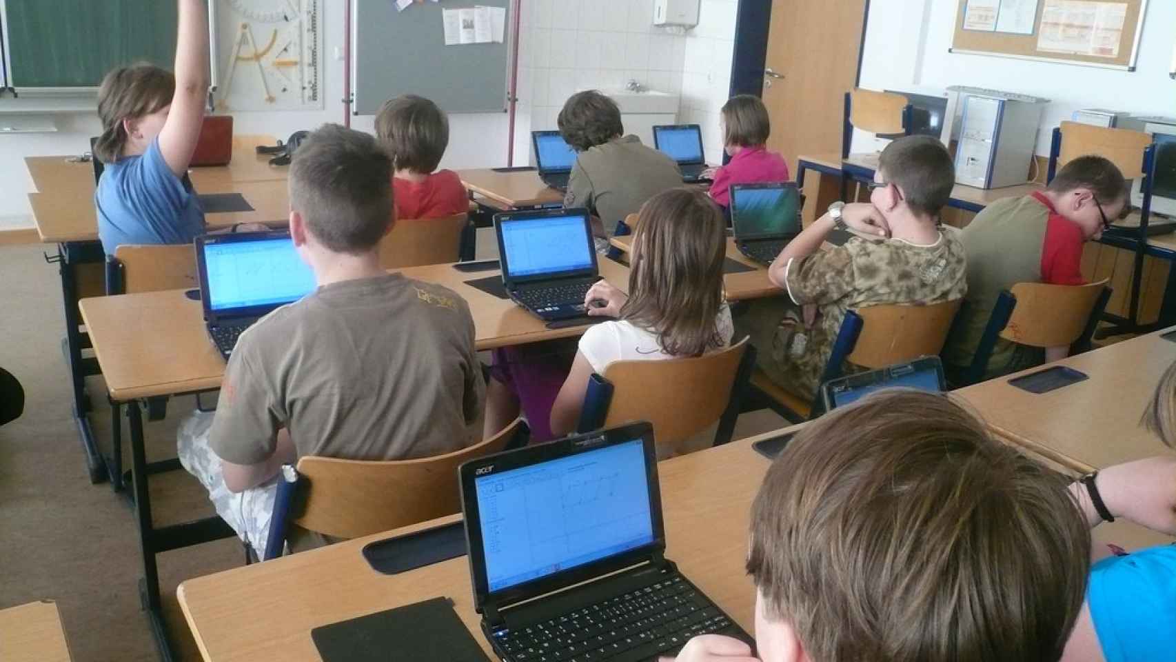 Niños con ordenadores en el aula