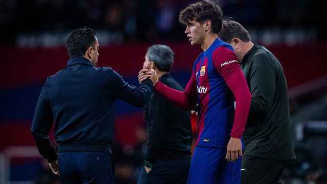 Xavi Hernández, deseando suerte a Marc Guiu antes de debutar