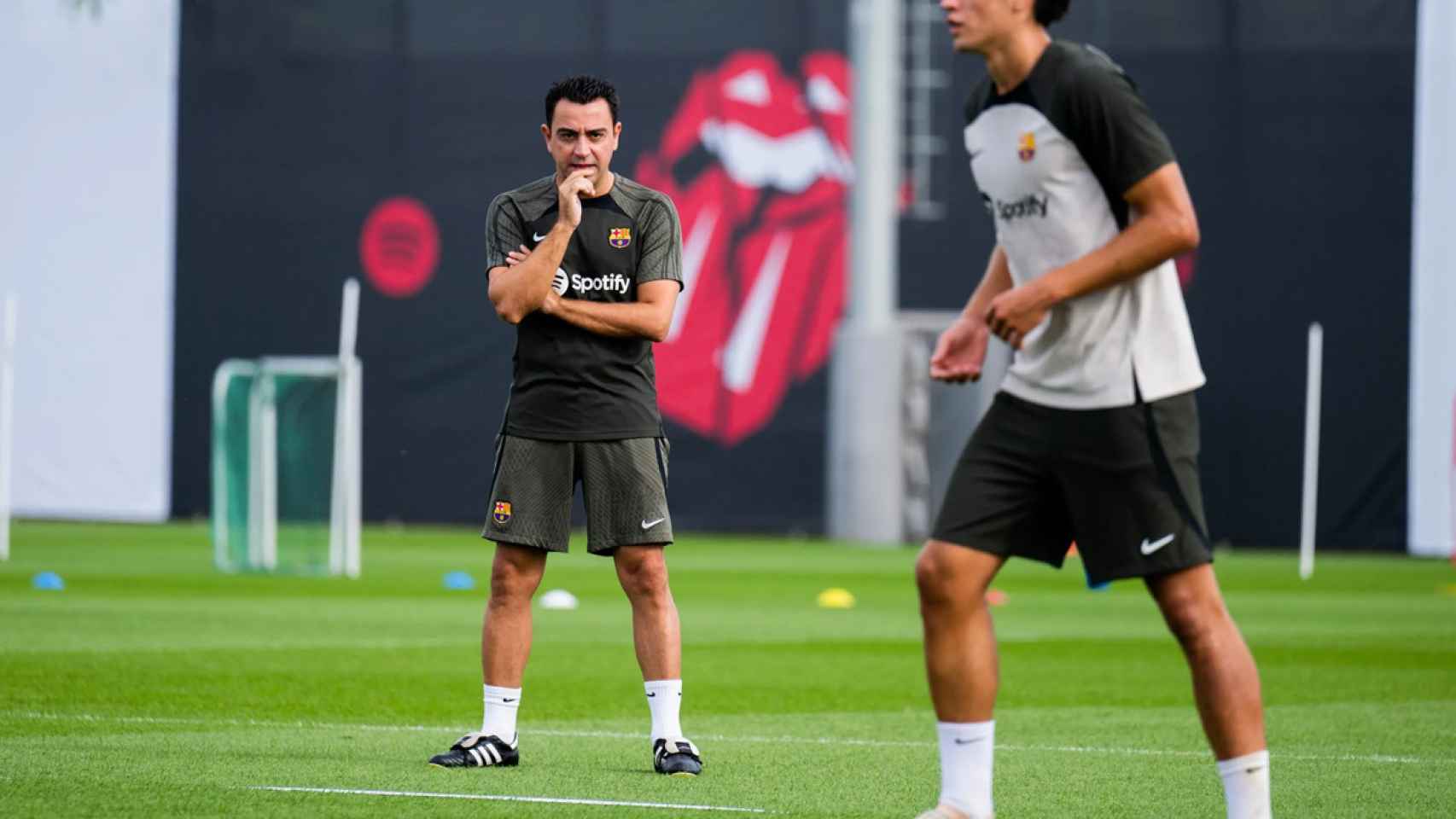 Xavi dirige uno de los entrenamientos del Barça antes del clásico