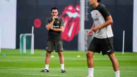Xavi dirige uno de los entrenamientos del Barça antes del clásico