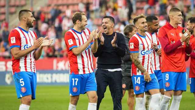 El Girona de Michel celebra con su afición una victoria en la Liga