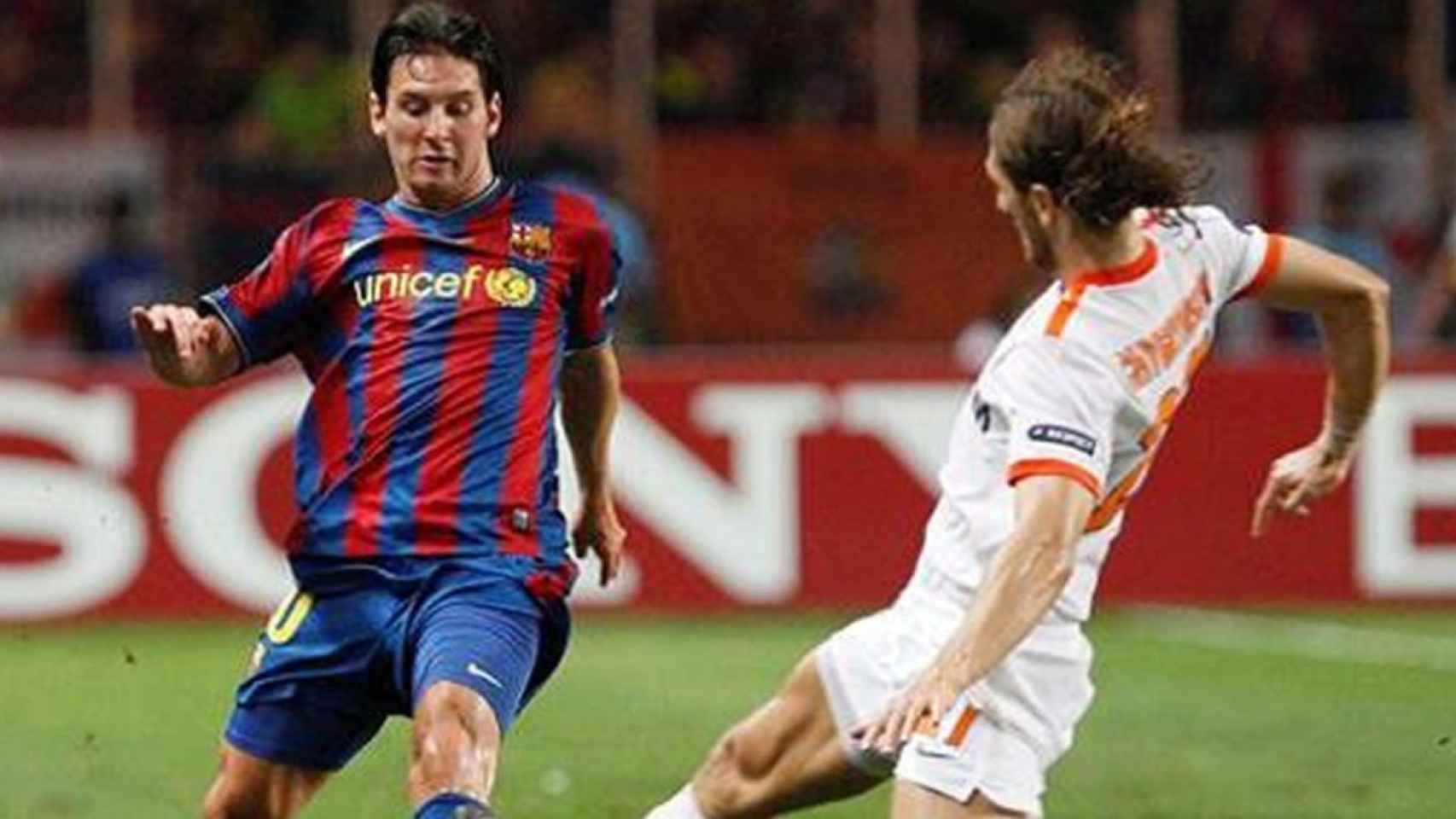Dmytro Chygrynskyi en duelo contra Leo Messi hace varias temporadas