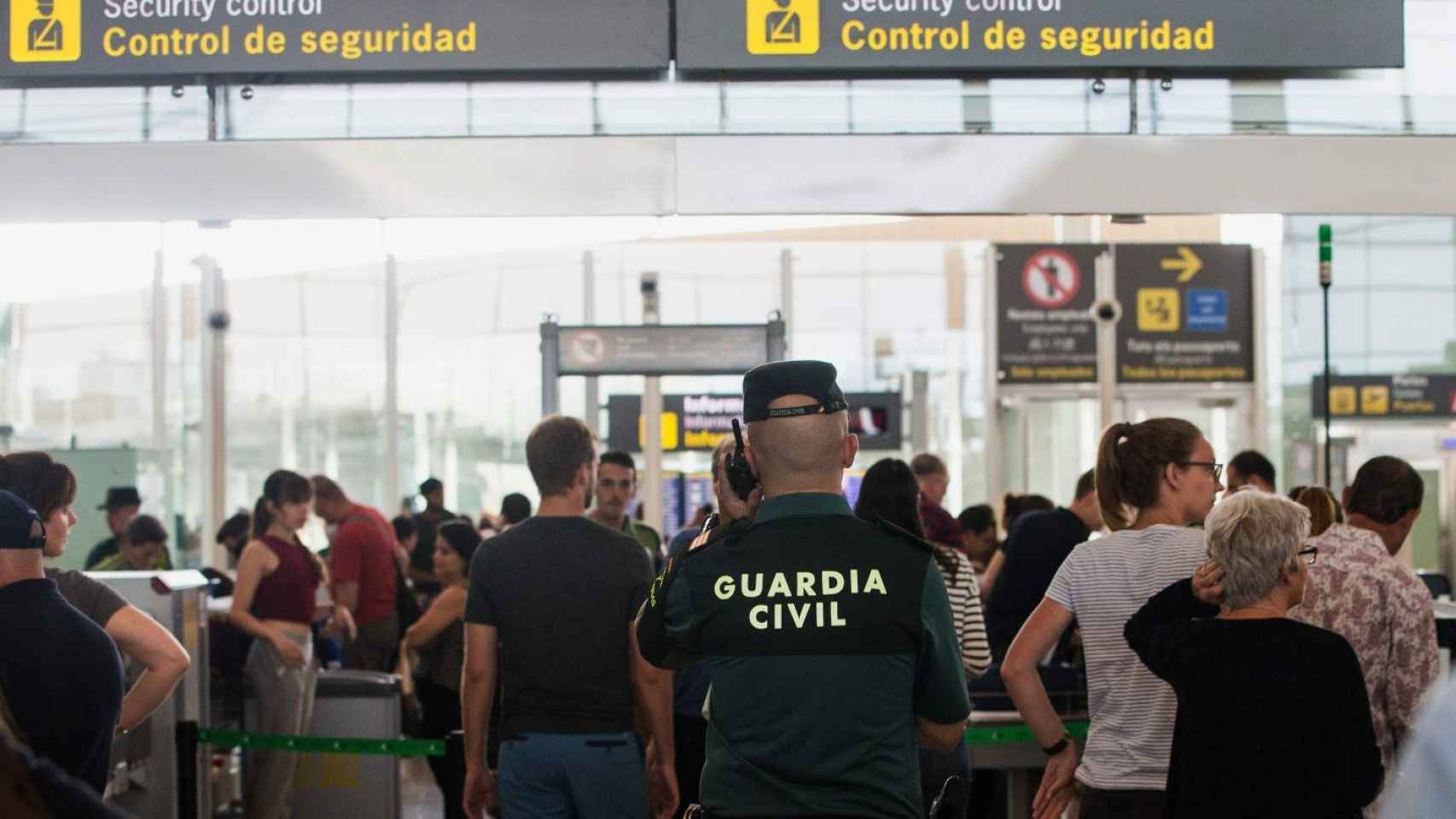 Agentes de la Guardia Civil, en el Aeropuerto Josep Tarradellas Barcelona-El Prat