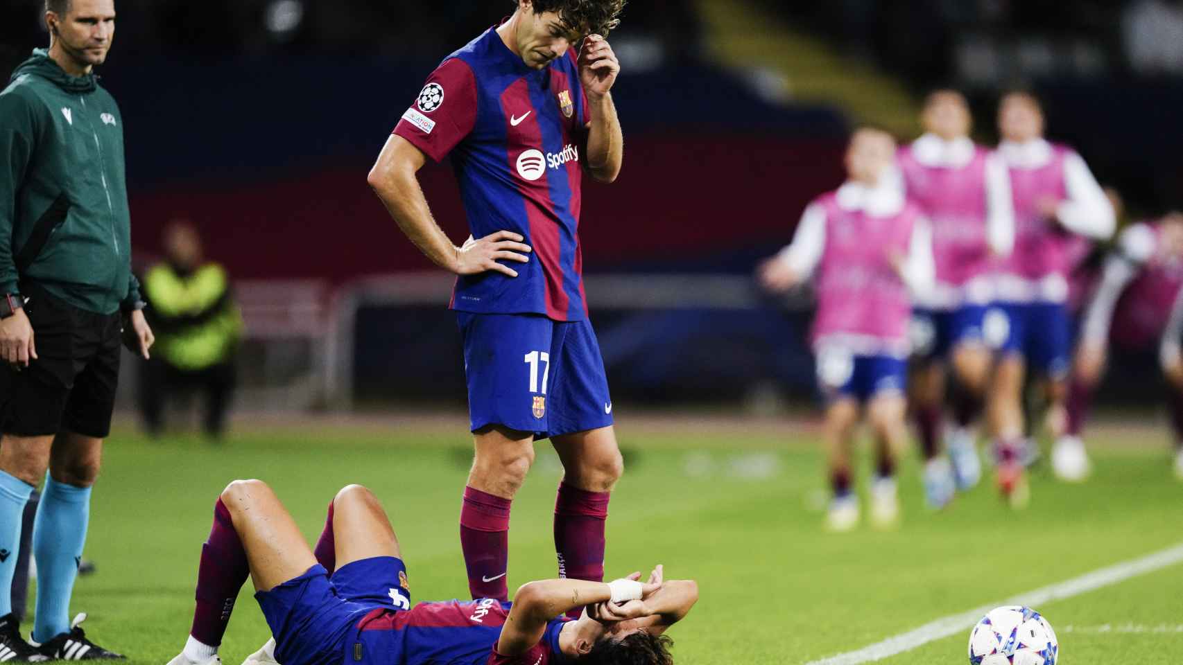 Marcos Alonso observa a Joao Félix sufrir una molestia en el Barça-Shakhtar