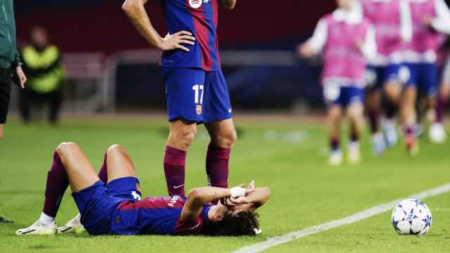 Marcos Alonso observa a Joao Félix sufrir una molestia en el Barça-Shakhtar