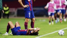 Marcos Alonso observa a Joao Félix sufrir una molestia en el Barça-Shakhtar
