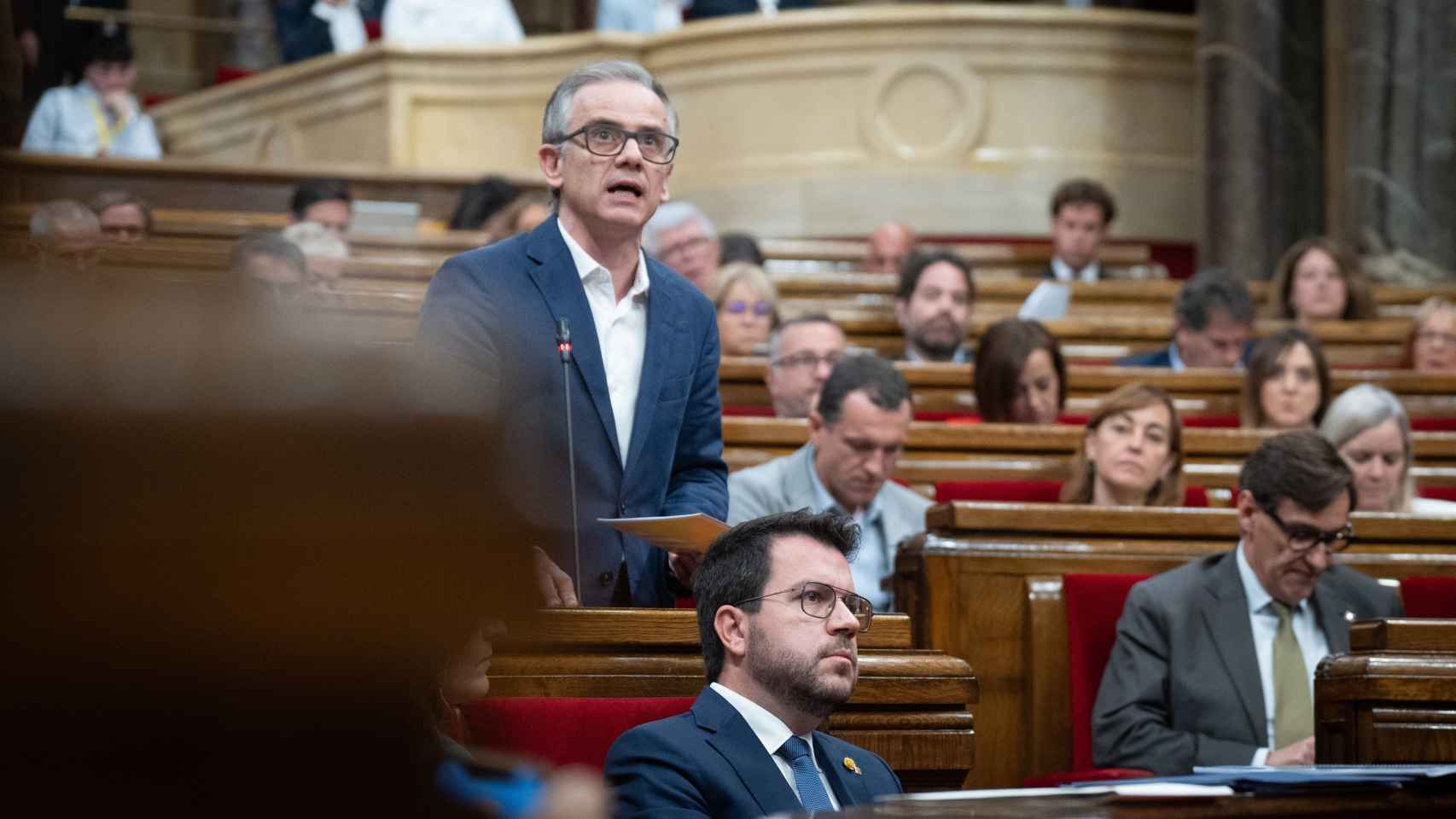 El presidente del grupo de ERC en el Parlament, Josep Maria Jové, y el presidente de la Generalitat, Pere Aragonès, en la sesión de control de este miercoles 25 de octubre.