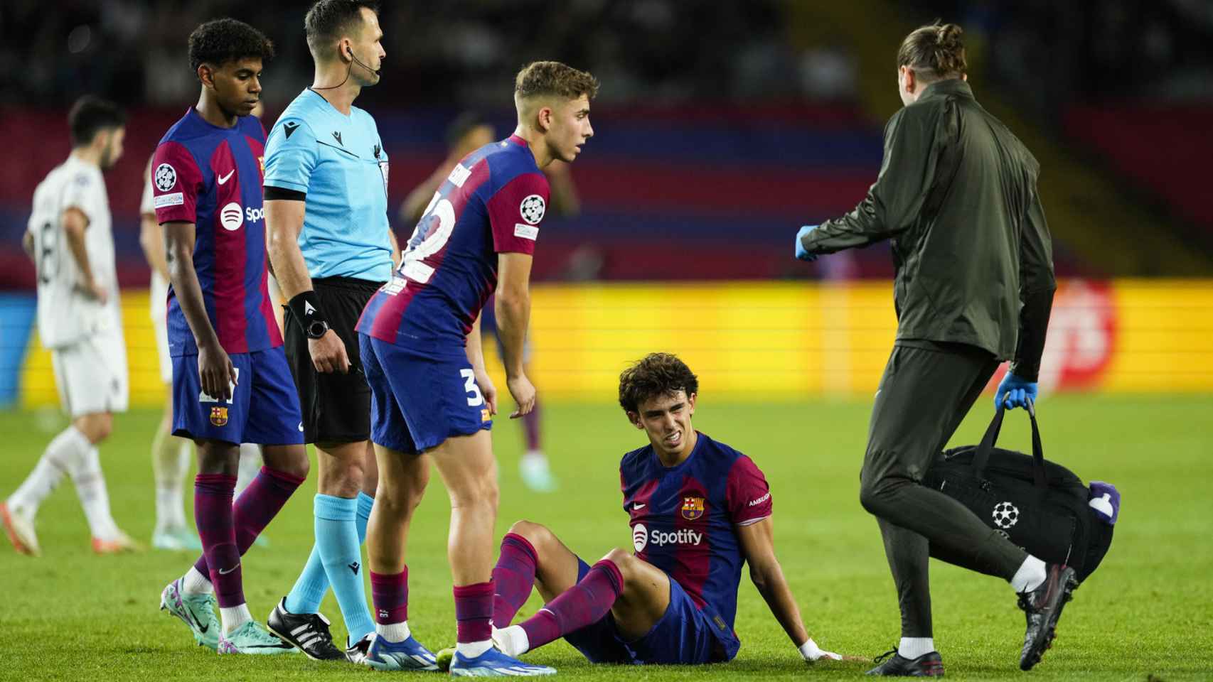 Joao Félix es atendido por los servicios médicos del Barça por una molestia