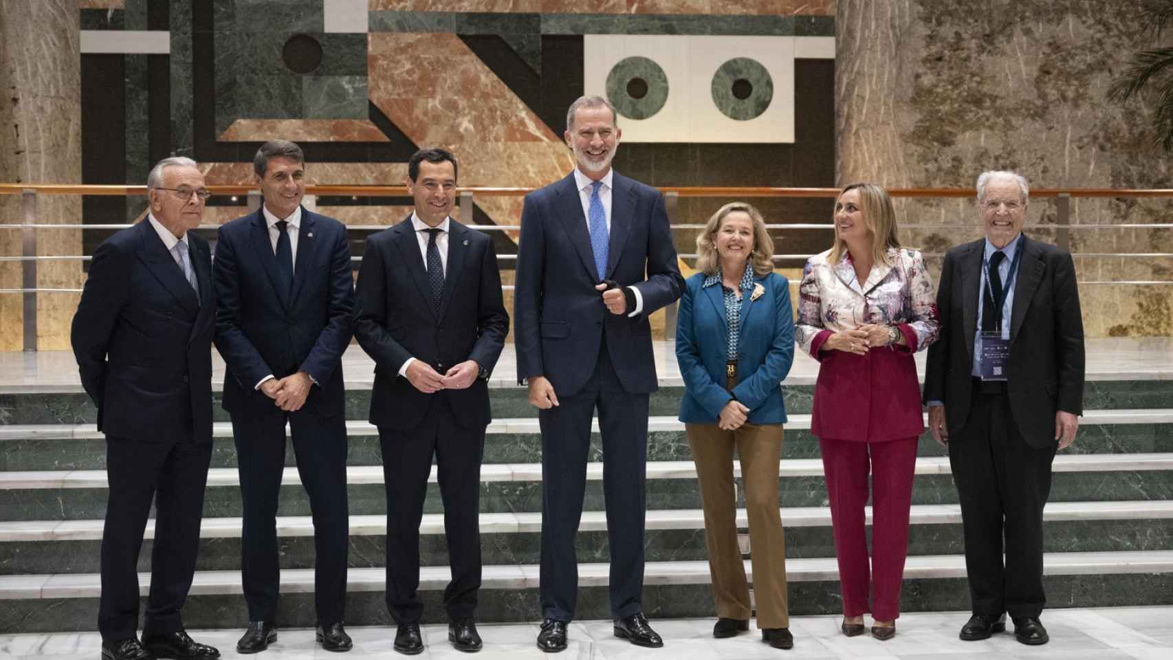 El rey Felipe VI junto al presidente de la Junta de Andalucía, Juanma Moreno (3i), y la vicepresidenta del Gobierno, Nadia Calviño (3d), a su llegada al acto de clausura del XXII Congreso CEDE