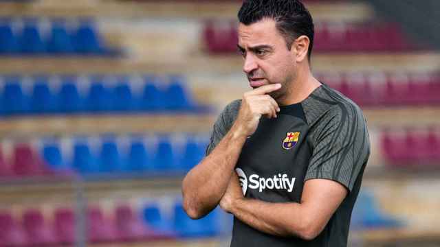 Xavi Hernández dirige un entrenamiento del Barça antes del clásico