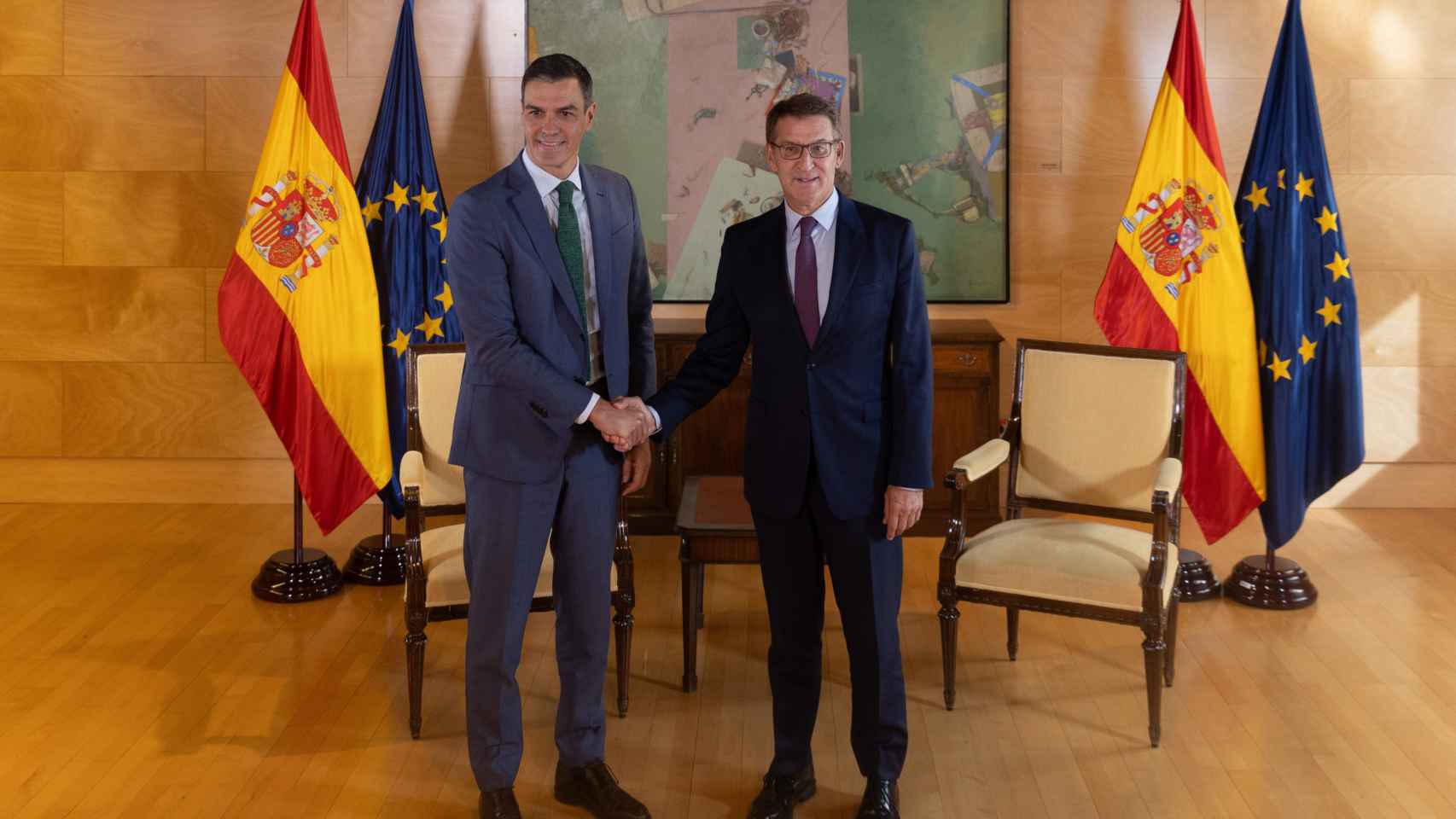 El secretario general del PSOE y presidente del Gobierno en funciones, Pedro Sánchez, se reúne con el líder del Partido Popular, Alberto Núñez Feijóo