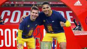 Leo Messi y Ronald Araujo celebran la Copa del Rey conquistada en 2021