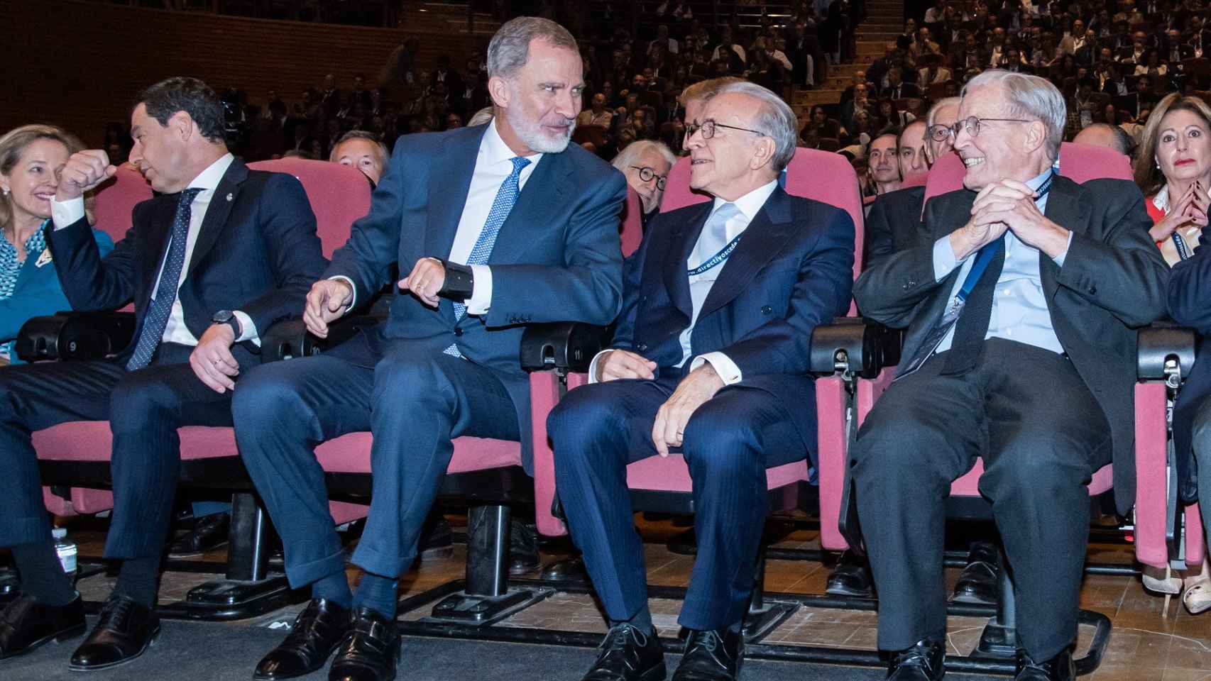 El rey Felipe VI junto a Isidro Fainé en el congreso de CEDE de 2023