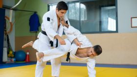 Hombres practicando judo