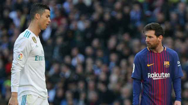 Cristiano Ronaldo y Leo Messi, en un clásico disputado en la temporada 2017-18