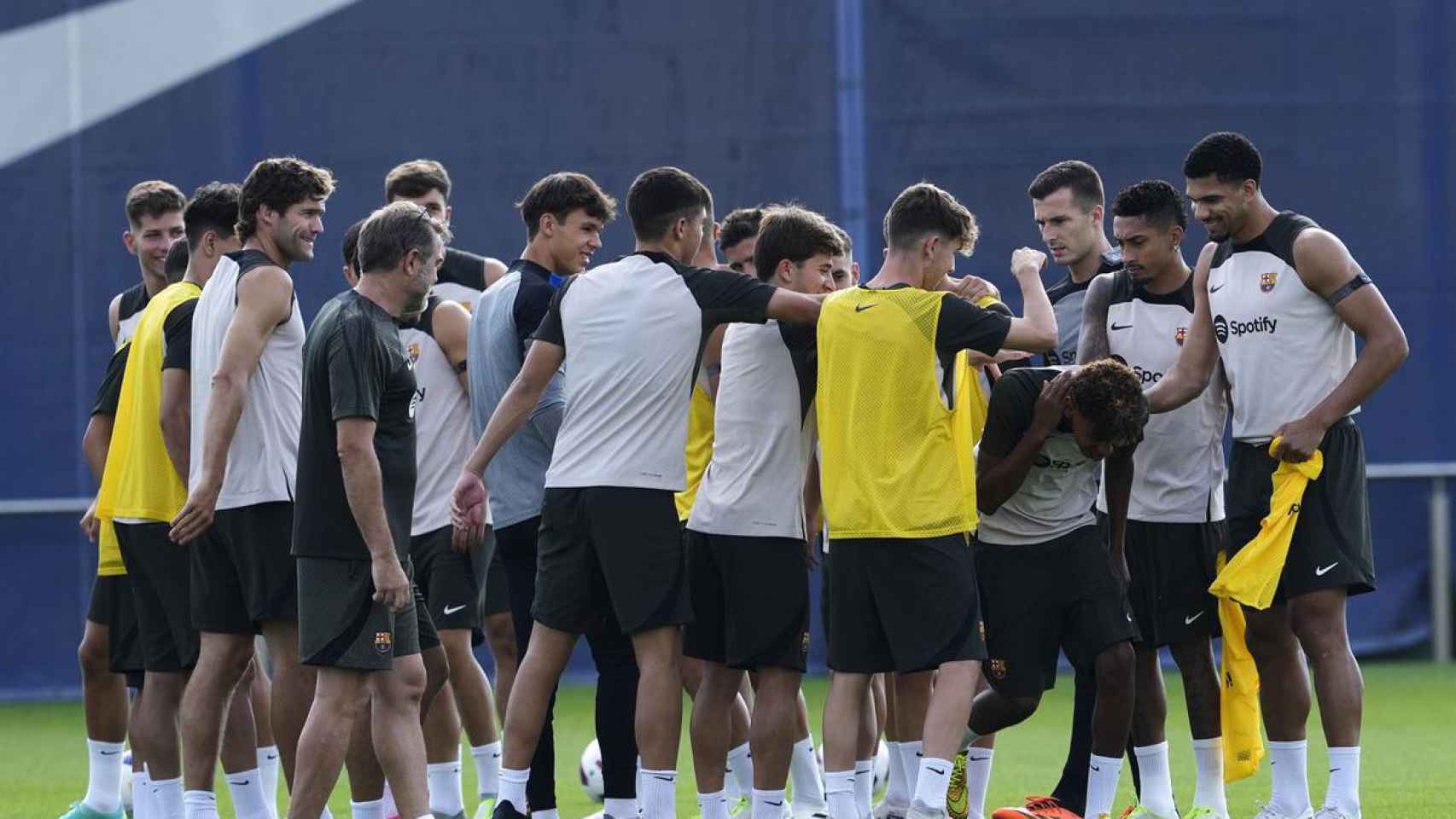 Túnel de collejas a un jugador del Barça en un entrenamiento