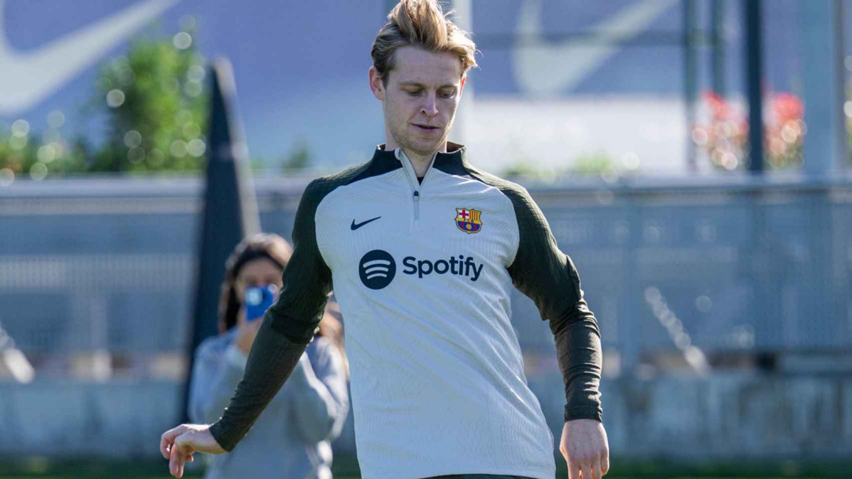 Frenkie de Jong regresa a los entrenamientos grupales del Barça