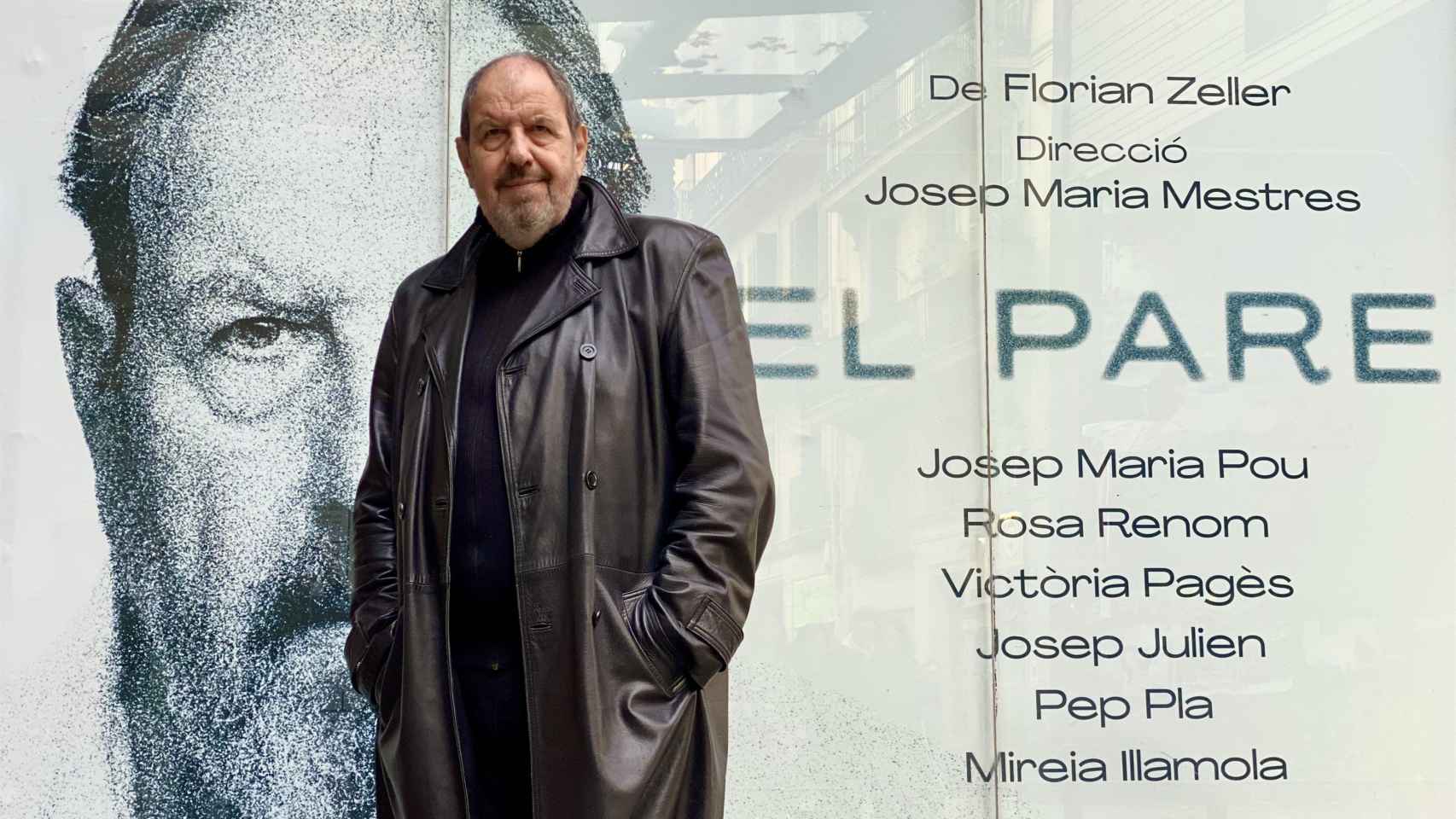 El actor Josep Maria Pou posa frente al cartel de 'El pare'