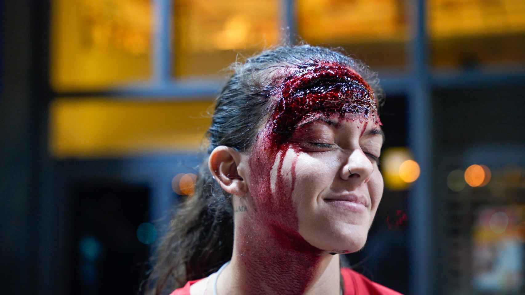 Una chica con la cara ensangrentada en el simulacro de ataque terrorista de Barcelona