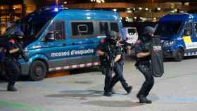 Agentes de los Mossos d'Esquadra durante el simulacro de atentado terrorista en la Estación de Sants (Barcelona)