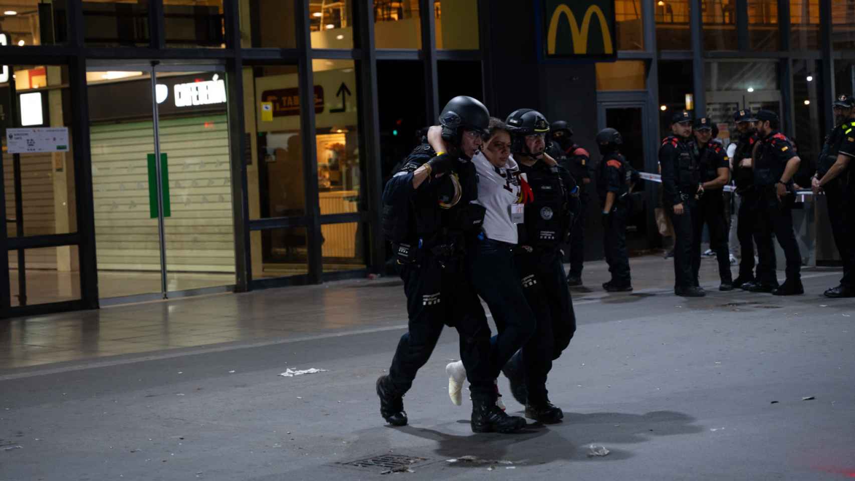 Agentes de los Mossos d'Esquadra rescatan a una figurante durante el simulacro de atentado terrorista en la Estación de Sants (Barcelona)