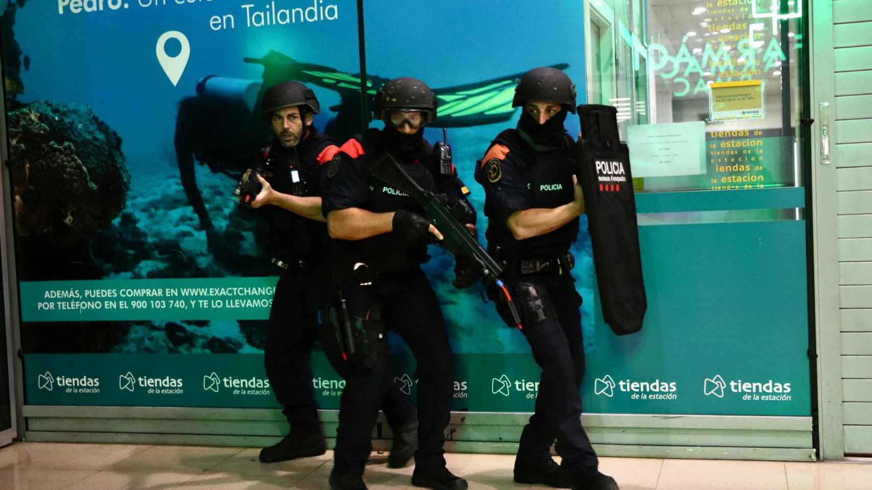 Agentes de los Mossos d'Esquadra durante el simulacro de atentado terrorista en la Estación de Sants (Barcelona)