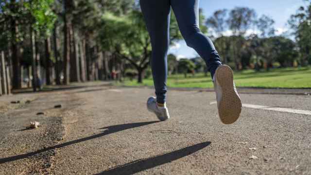 Una mujer corre con unos leggings