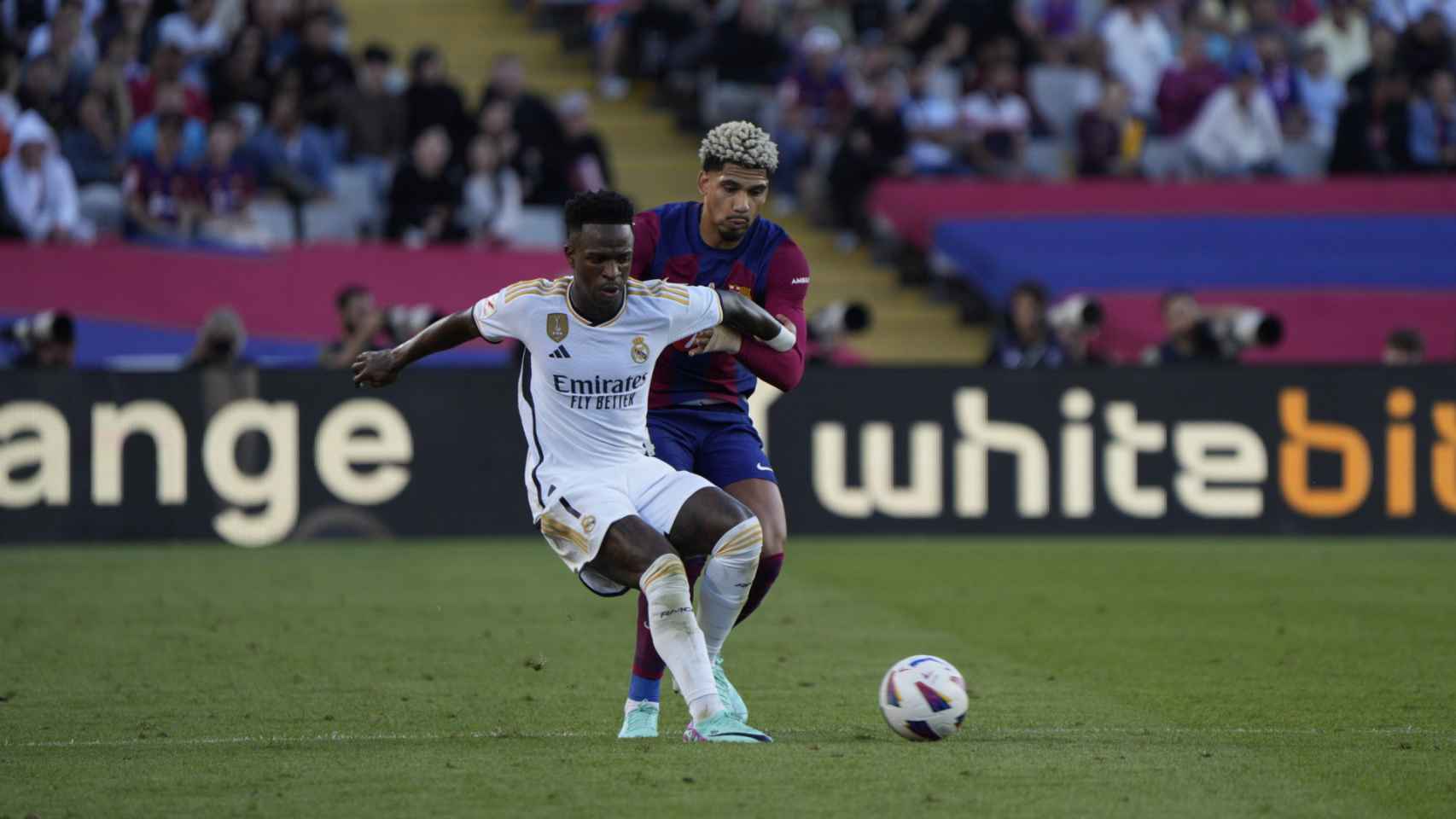 Ronald Araujo marca a Vinicius Jr en el clásico Barça-Real Madrid
