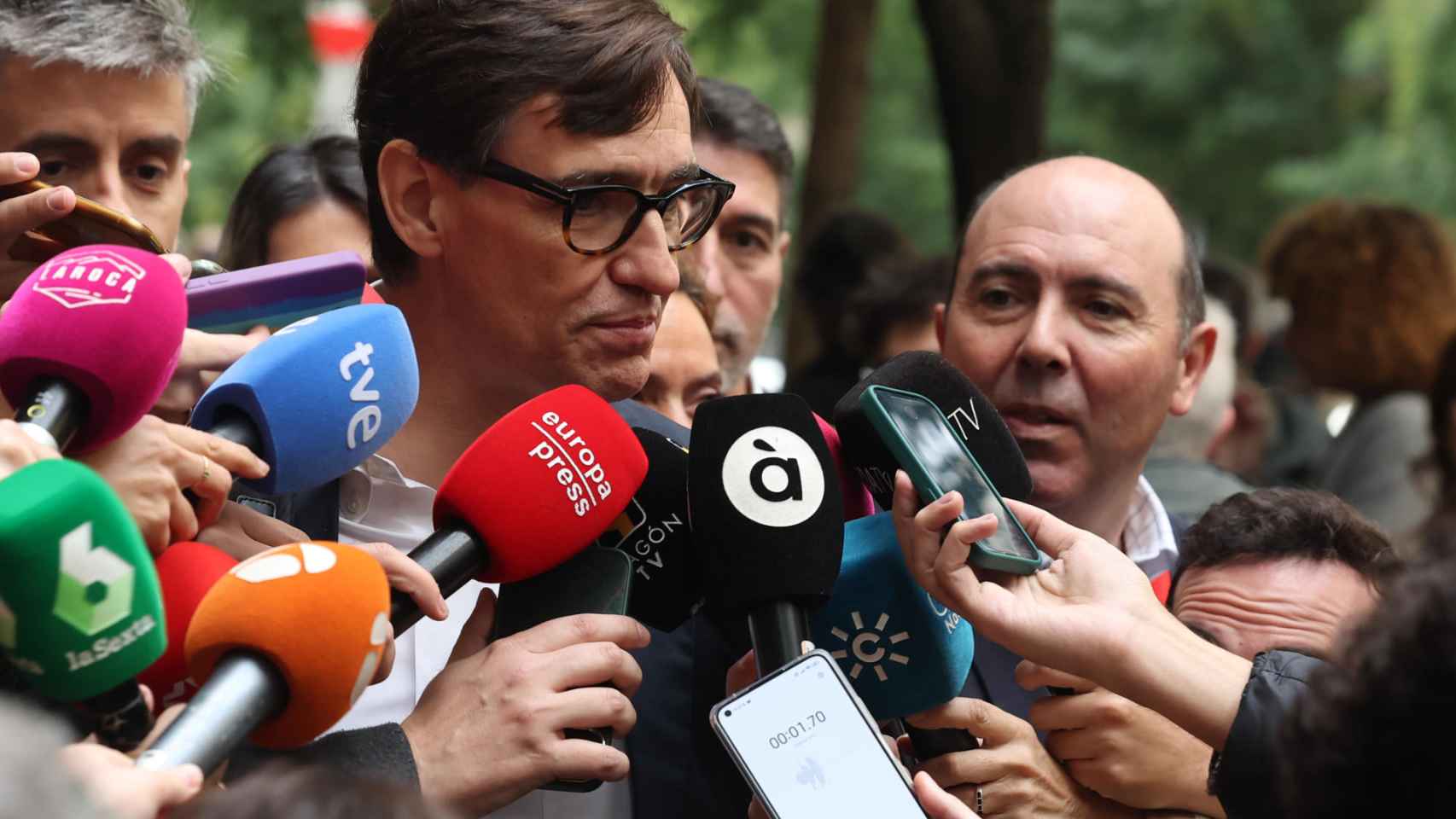 El primer secretario del PSC, Salvador Illa, realiza declaraciones a la prensa a su llegada a la reunión de Comité Federal del PSOE, este sábado en la sede de Ferraz, en Madrid.