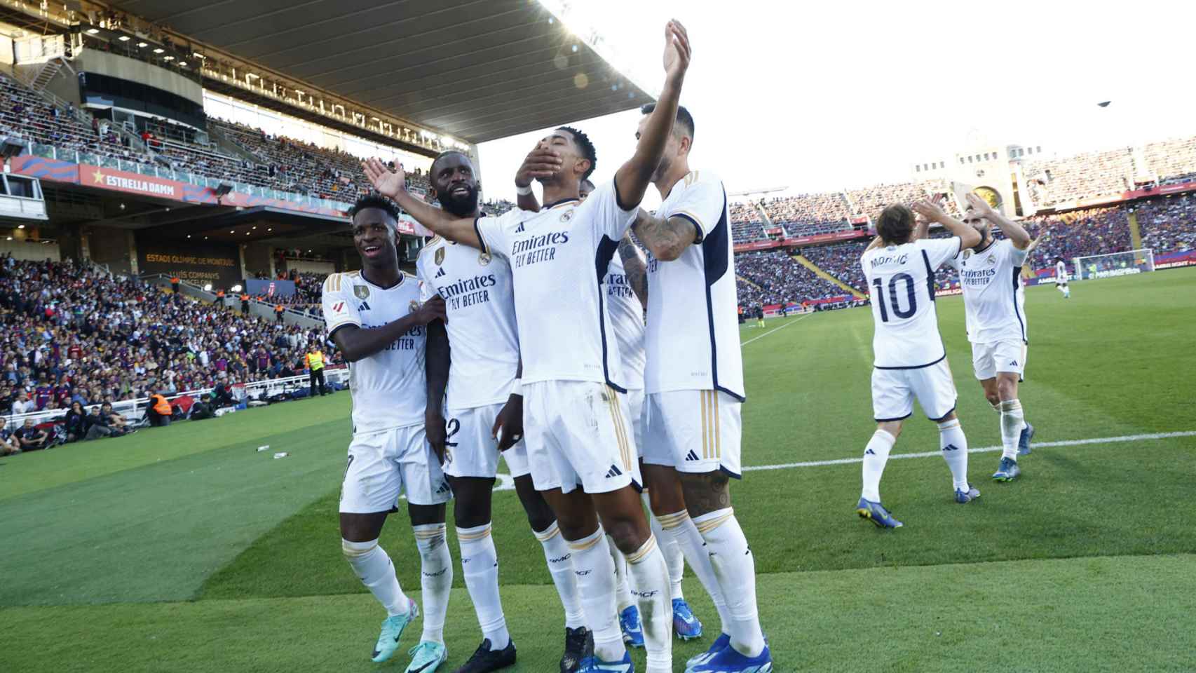Bellingham celebra el gol de la victoria del Real Madrid en un Montjuïc lleno