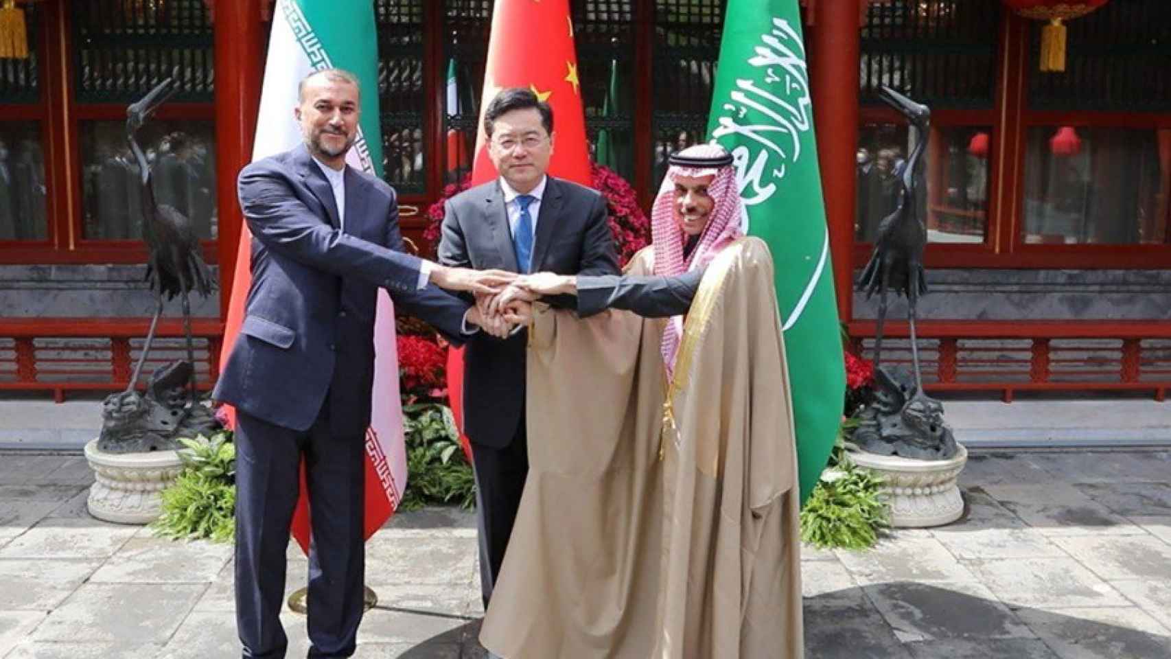 El ministro iraní de Asuntos Exteriores, Hossein Amir-Abdoulahian (i), su homólogo chino, Qin Gang (c), y el príncipe saudí Faisal bin Farhan Al Saud (d).