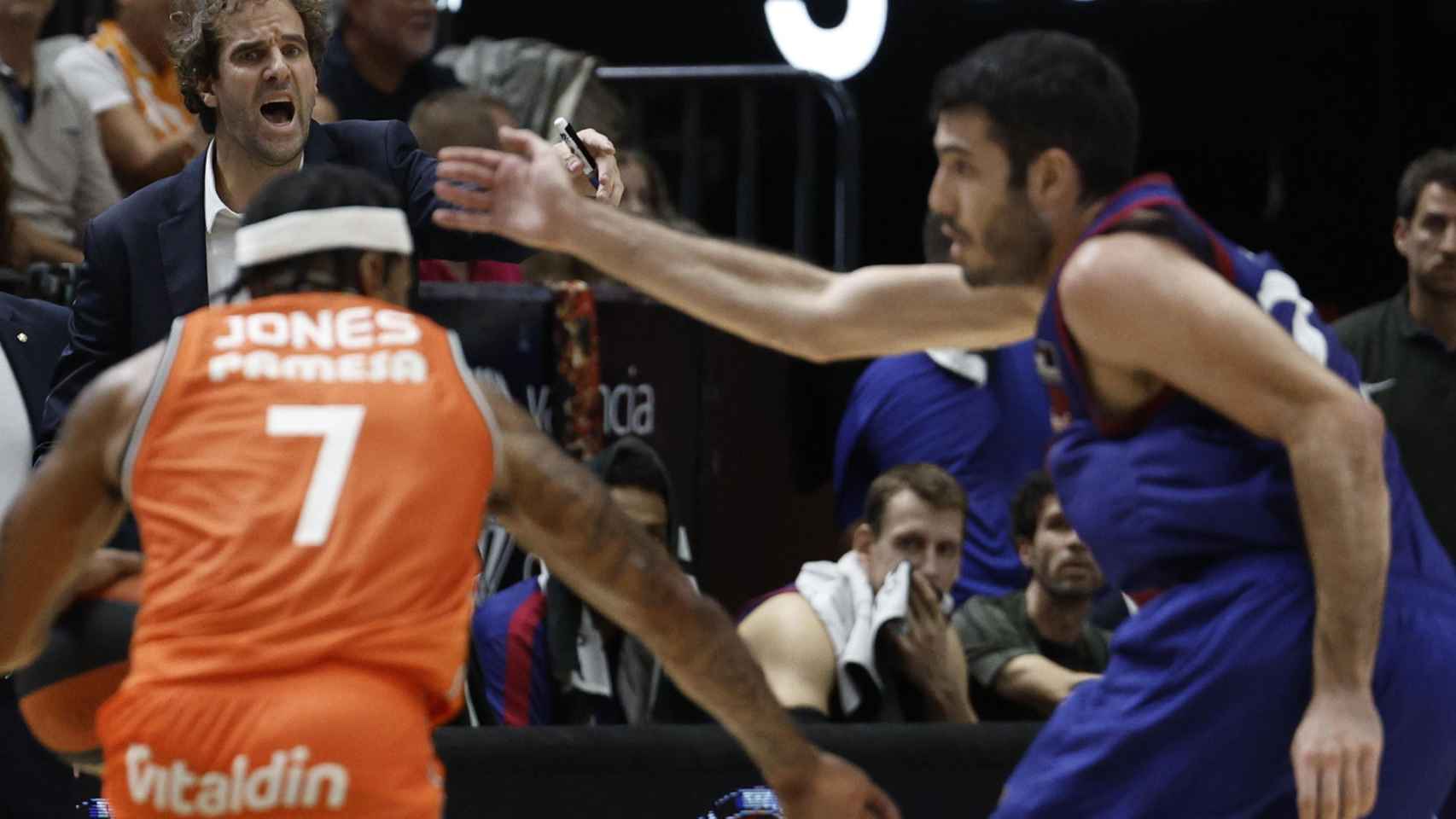 Álex Abrines defiende una jugada del Valencia Basket