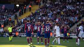 Los jugadores del Barça, decepcionados, tras perder el clásico