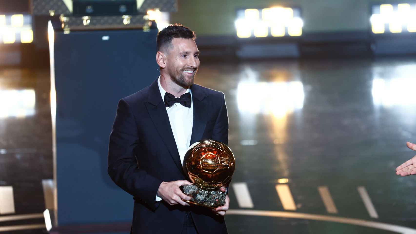 Leo Messi recibe el trofeo como Balón de Oro 2023