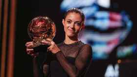 Aitana Bonmatí recoge el galardón como ganadora del Balón de Oro
