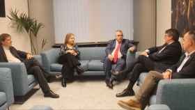 El número tres del PSOE, Santos Cerdán, se reúne en Bruselas con Carles Puigdemont y Jordi Turull ante una imagen del 1-O
