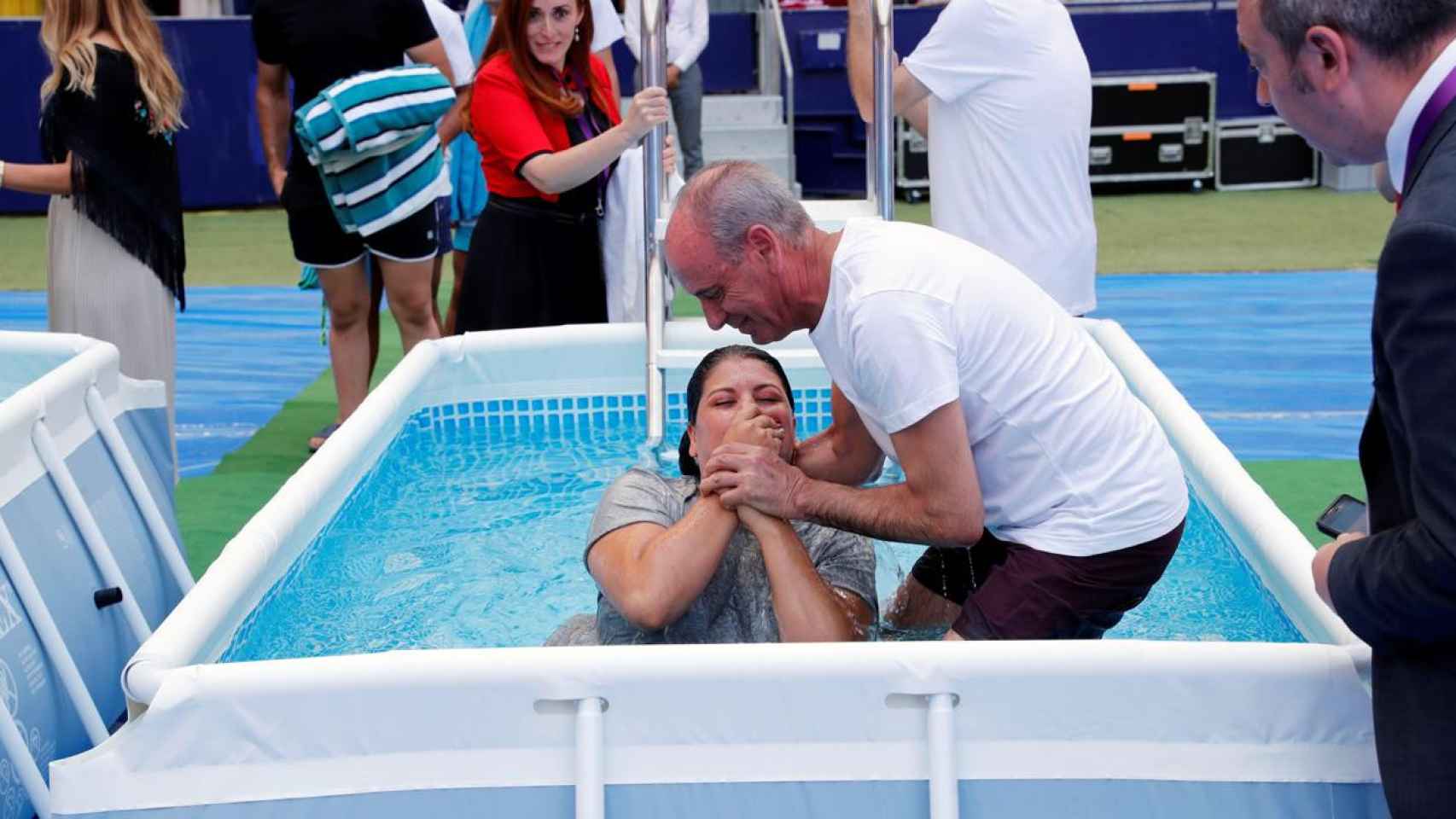 Imagen de un bautizo durante una asamblea anual de los Testigos de Jehová