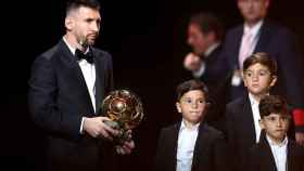 Leo Messi comparte con sus hijos el Balón de Oro.jpg