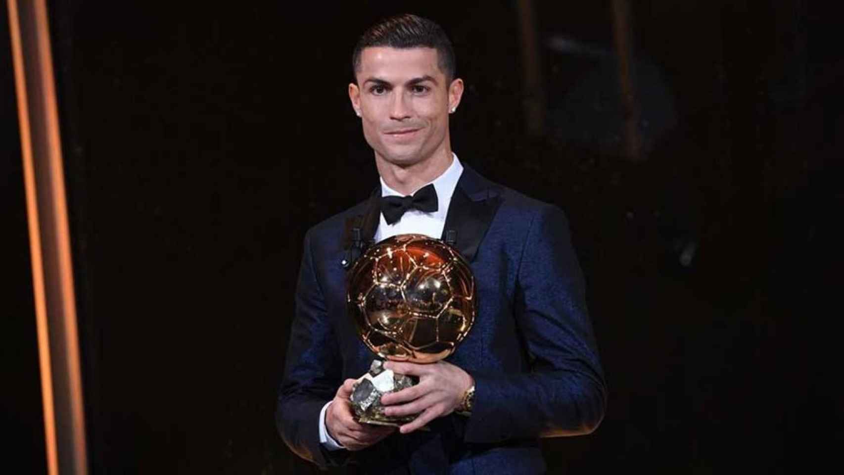 Cristiano Ronaldo, con el Balón de Oro