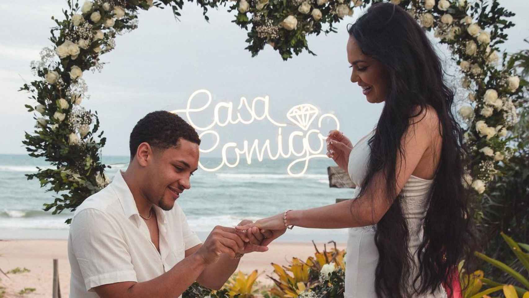 Vitor Roque, pidiendo matrimonio a Dayana Lins en Brasil