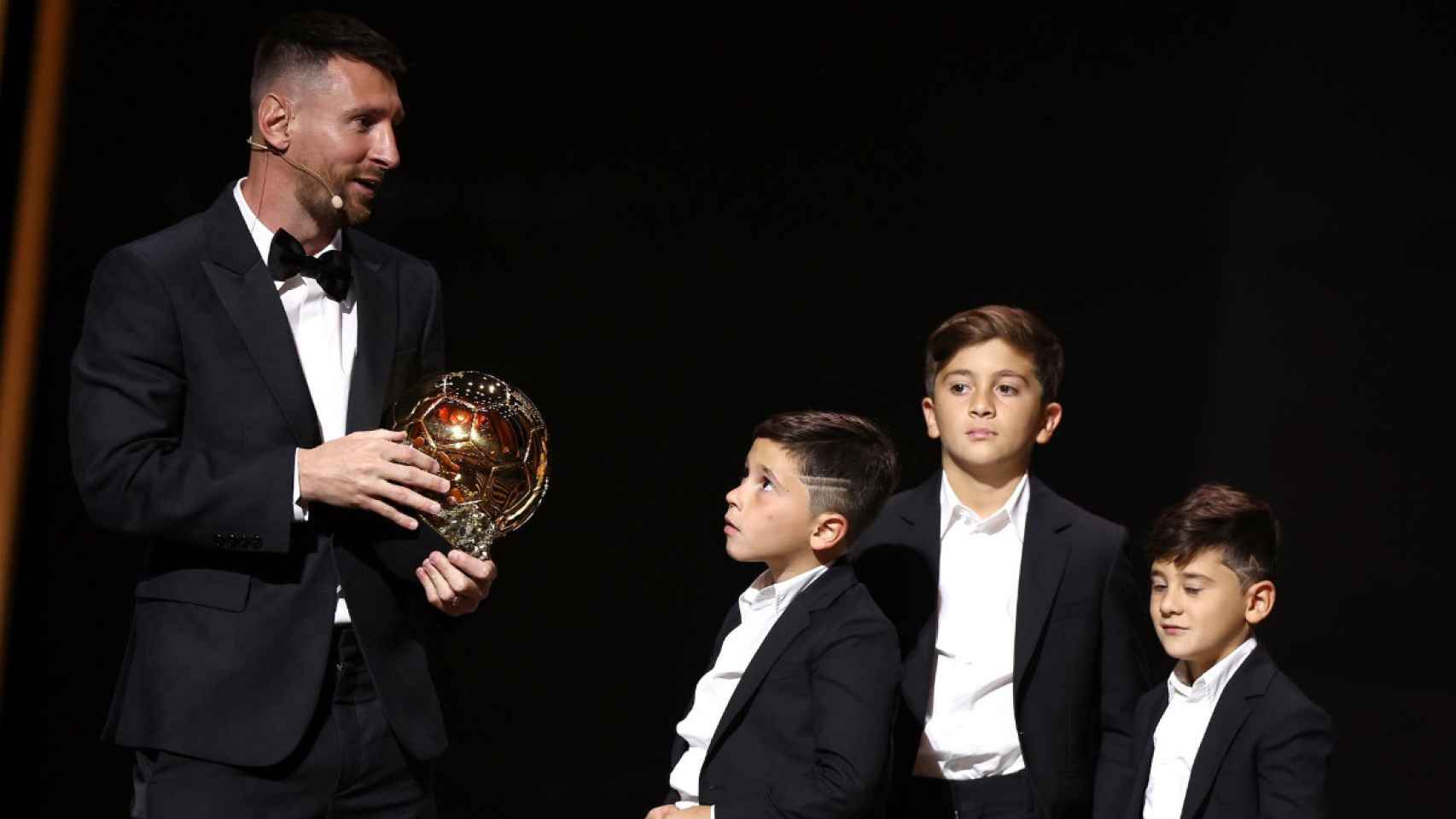Leo Messi y sus tres hijos, tras ganar su octavo Balón de Oro