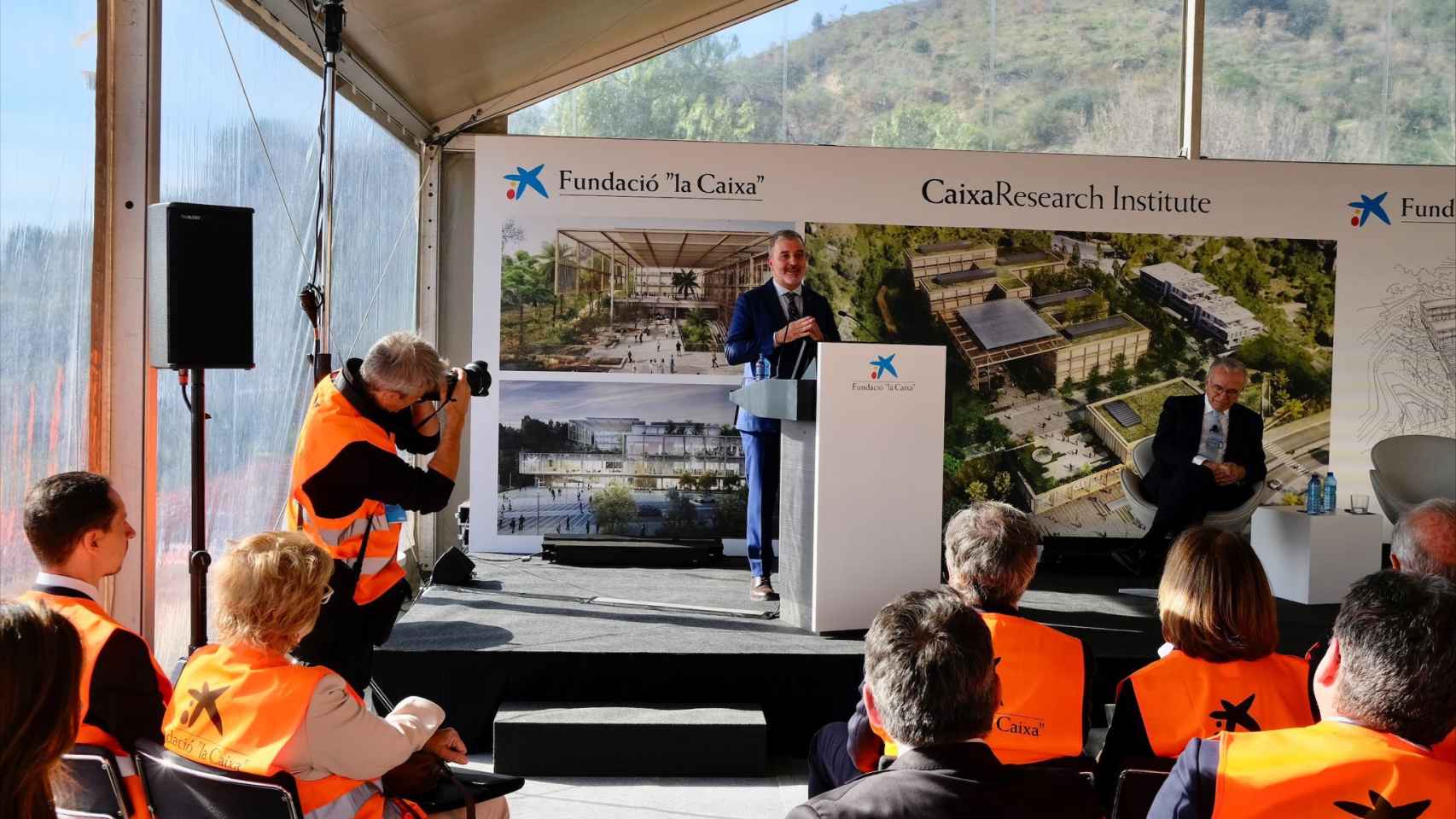 El alcalde de Barcelona, Jaume Colboni,  durante el acto de colocación de la primera piedra del Caixa Research Institute