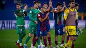 Los jugadores del Barça B celebran la victoria contra el Osasuna Promesas