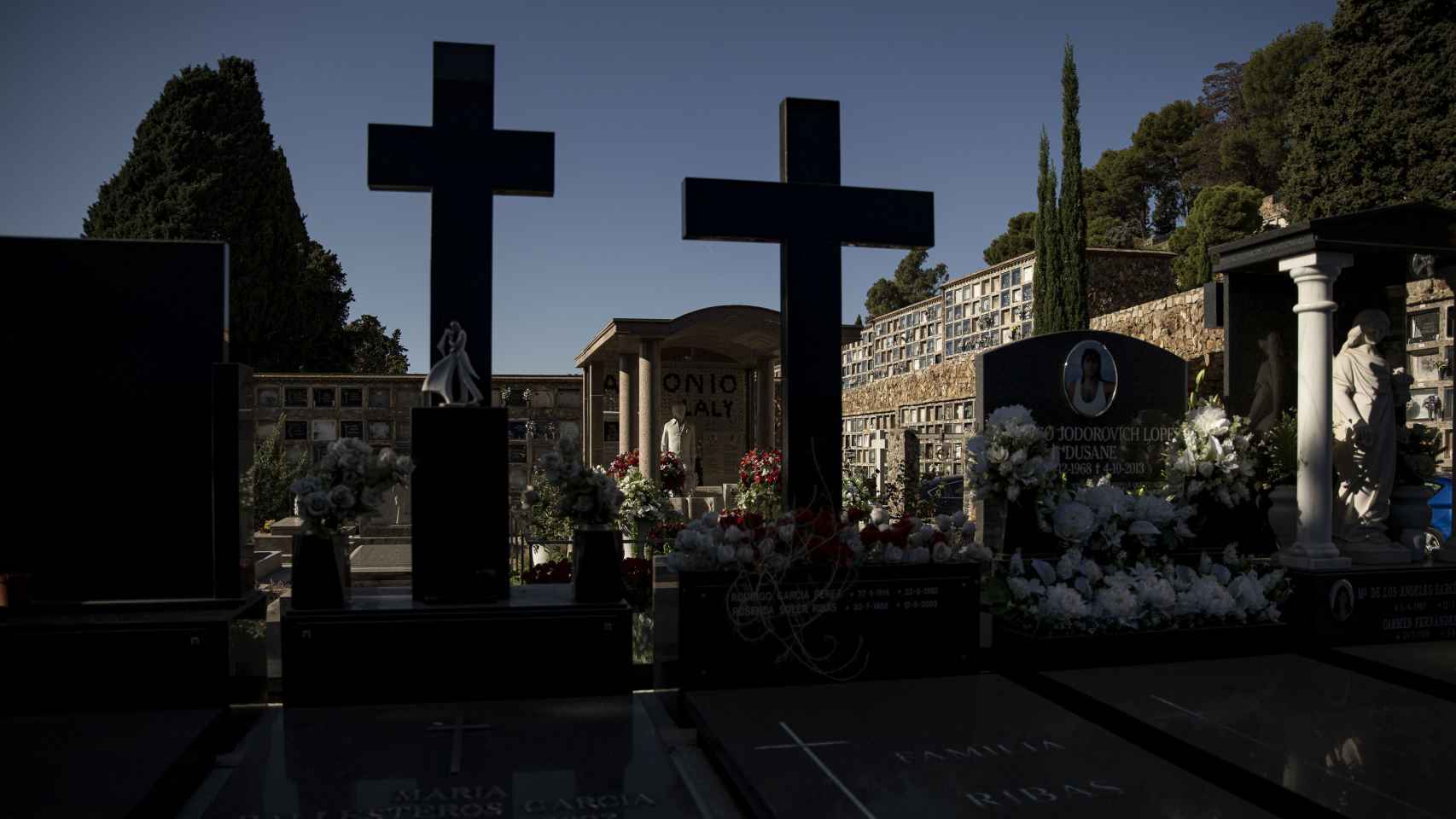 Vista de varios nichos y lápidas en el cementerio de Montjuïc con motivo del Día de Todos los Santos
