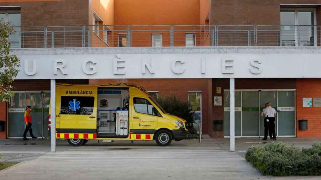 Imagen de una ambulancia ante el Hospital de Igualada