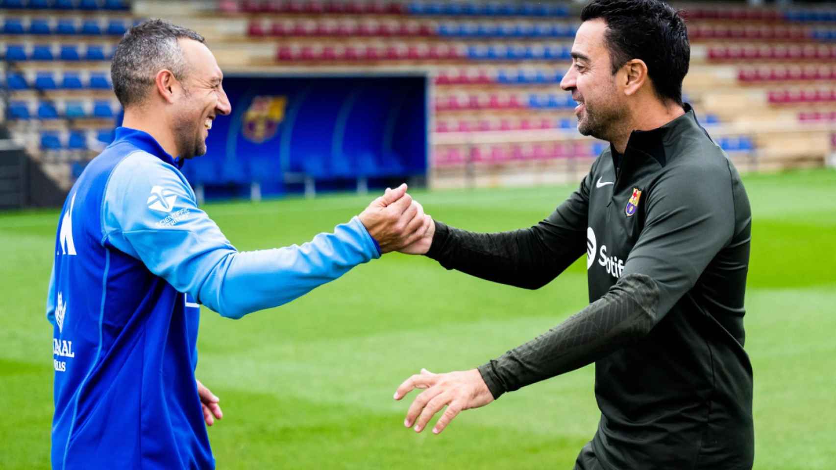 Xavi Hernández recibe la visita especial de Santi Cazorla en el entrenamiento del Barça